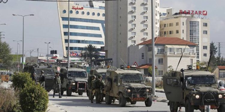 FDI en cacería de terroristas palestinos allanan agencia de noticias oficial Wafa de la AP en Ramallah