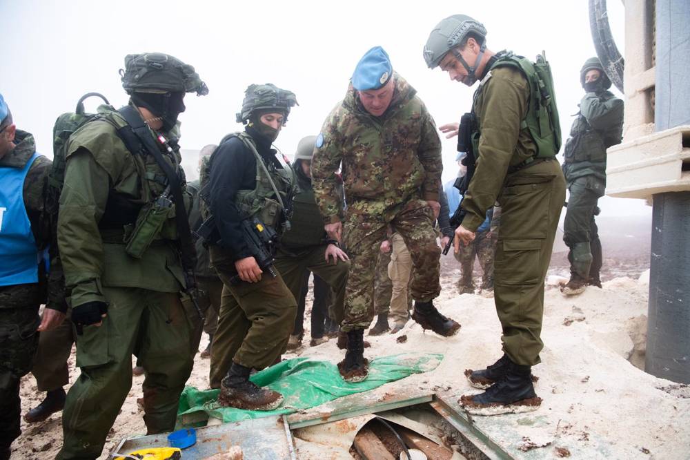 Soldados israelíes muestran al comandante de la FPNUL, mayor general Stefano Del Col, un túnel de Hezbolá que penetró el territorio israelí desde el sur del Líbano el 6 de diciembre de 2018. (Fuerzas de Defensa de Israel)