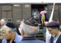 Este lunes 20 de agosto de 2001, la foto del archivo muestra a los sobrevivientes del Holocausto francés reunidos en el lugar del antiguo campo de detención de Drancy, al norte de París, Francia. Desde el 20 de agosto de 1941 hasta el final de la Segunda Guerra Mundial, más de 70,000 hombres, mujeres y niños judíos pasaron por Drancy en su camino hacia los campos de exterminio nazis, particularmente Auschwitz. (Foto AP / Michel Euler)