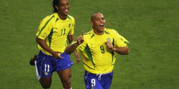 Ronaldo (izquierda) de Brasil celebra el gol de igualación contra Turquía con su compañero Ronaldinho durante el Grupo de la Copa Mundial en Ulsan, Corea del Sur, el 3 de junio de 2002. (Clive Brunskill / Getty Images)