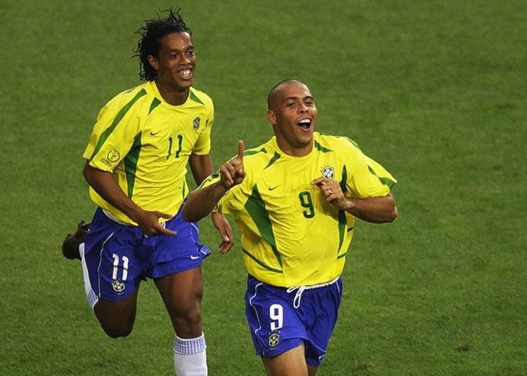 Ronaldo (izquierda) de Brasil celebra el gol de igualación contra Turquía con su compañero Ronaldinho durante el Grupo de la Copa Mundial en Ulsan, Corea del Sur, el 3 de junio de 2002. (Clive Brunskill / Getty Images)