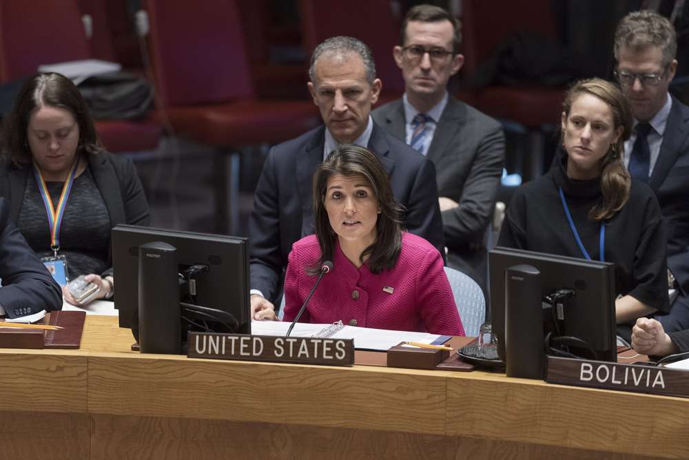 El embajador de los Estados Unidos ante la ONU, Nikki Haley, habla en una reunión del Consejo de Seguridad de la ONU sobre el Medio Oriente el 19 de noviembre de 2018. (ONU / Rick Bajornas)