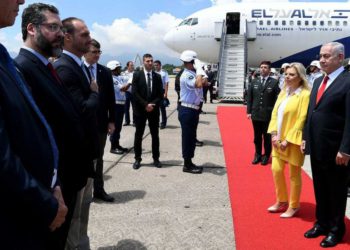 El primer ministro Benjamin Netanyahu (R) y su esposa Sara participan en una ceremonia de bienvenida a su llegada a Río de Janeiro, Brasil, el 28 de diciembre de 2018. El diputado brasileño, Eduardo Bolsonaro, hijo de presidente electo Jair Bolsonaro. (Avi Ohayon / GPO)