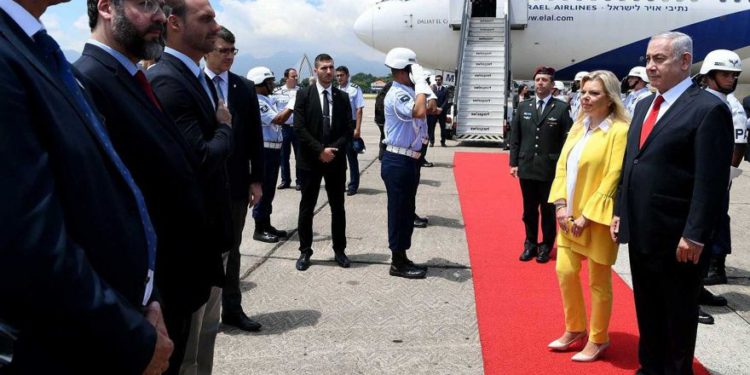 El primer ministro Benjamin Netanyahu (R) y su esposa Sara participan en una ceremonia de bienvenida a su llegada a Río de Janeiro, Brasil, el 28 de diciembre de 2018. El diputado brasileño, Eduardo Bolsonaro, hijo de presidente electo Jair Bolsonaro. (Avi Ohayon / GPO)