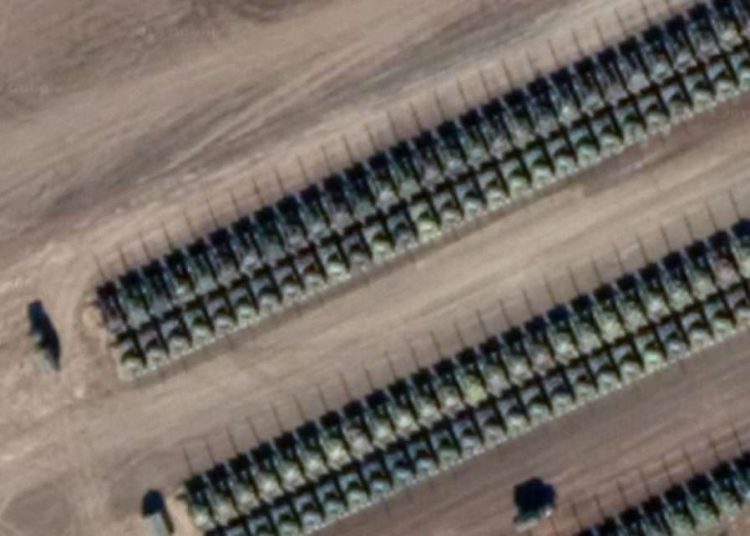Imágenes de satélite muestran cientos de tanques rusos cerca de la frontera con Ucrania
