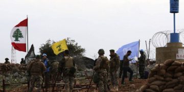 Noventa soldados de la ONU en el sur del Líbano han dado positivo al nuevo coronavirus, según un portavoz de la fuerza UNIFIL, los primeros casos reportados de la enfermedad. Los casos confirmados fueron transferidos a una instalación especial de la UNIFIL equipada para tratar los casos de Covid-19, dice el portavoz de la UNIFIL Andrea Tenenti en un comunicado. Dice que 88 de los infectados pertenecían al mismo contingente, pero no especificó las nacionalidades de los 90 miembros de las fuerzas de paz. “Hemos llevado a cabo un sólido rastreo de contactos, y aplicado un exhaustivo régimen de pruebas y aislamiento” para prevenir un brote mayor, dice. Unos 45 países aportan personal de mantenimiento de la paz a la FPNUL, que se creó en 1978 para patrullar la frontera entre Israel y el Líbano, que técnicamente están en guerra. En agosto, la ONU amplió el mandato de la misión de paz en un año, pero redujo la capacidad de las tropas de la fuerza de 15.000 a 13.000. Tenenti dice que las operaciones de la UNIFIL a lo largo de la frontera entre el Líbano e Israel no se ven afectadas por los nuevos casos de virus. En el Líbano se ha registrado un aumento del número de casos confirmados de coronavirus desde que el 4 de agosto se produjo una explosión en el puerto de Beirut que causó la muerte de más de 190 personas y arrasó amplias zonas de la capital.
