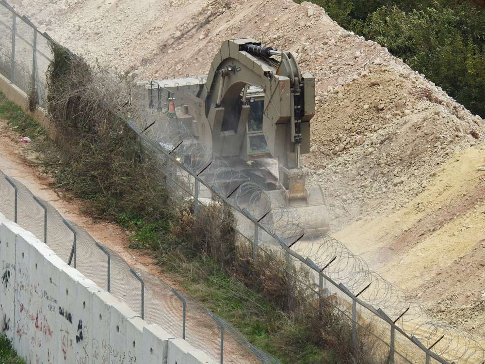 Un vehículo israelí cava en la frontera cerca de la aldea de Kfar Kila, en el sur del Líbano, el 4 de diciembre de 2018. \ KARAMALLAH DAHER / REUTERS