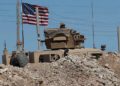 Milicia respaldada por Irán observa a las tropas estadounidenses en la frontera entre Siria e Irak
