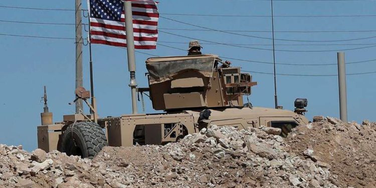 Milicia respaldada por Irán observa a las tropas estadounidenses en la frontera entre Siria e Irak