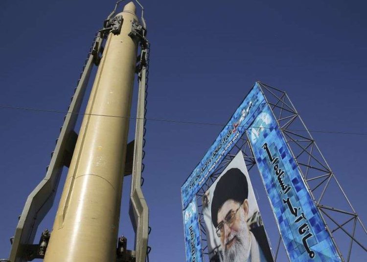 Se muestra un misil Ghadr-F junto a un retrato del líder supremo iraní, el ayatolá Ali Khamenei, en una exhibición de hardware de la Guardia Revolucionaria con motivo del 36 aniversario de la guerra entre Irán y Irak, en la Plaza Baharestan en el centro de Teherán, Irán, el domingo 25 de septiembre de 2016. (AP / Vahid Salemi)