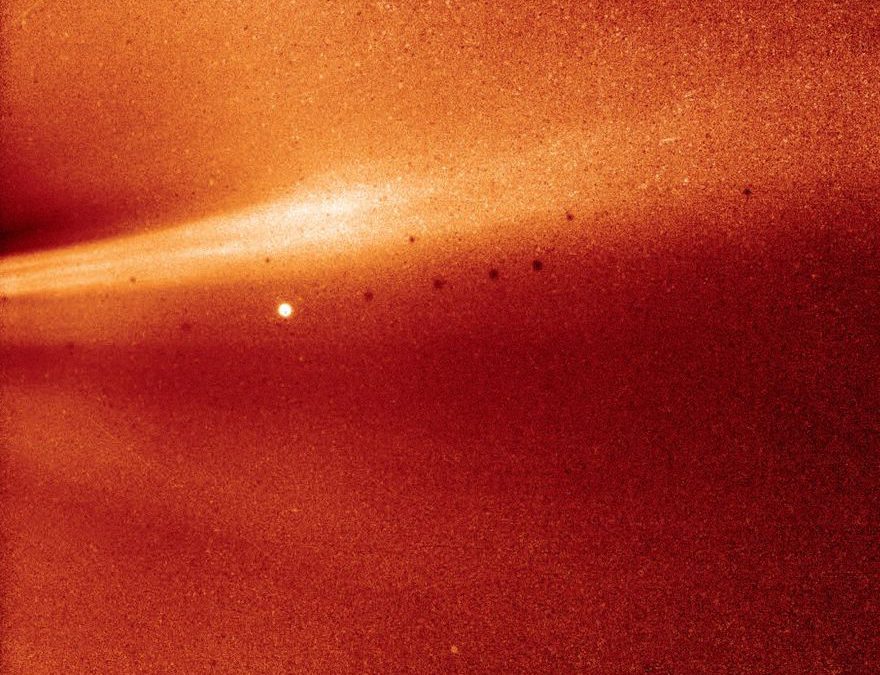 Una imagen de la atmósfera del sol de la misión Parker Solar Probe de la NASA, capturada el 8 de noviembre de 2018. (NASA a través de Twitter)