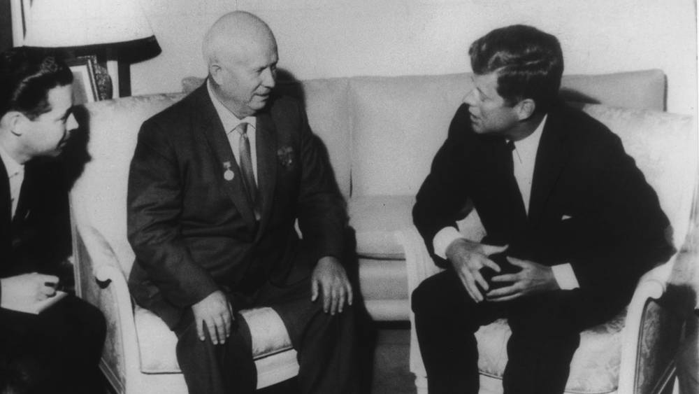 Nikita Khruschev y John Fitzgerald Kennedy, tras el acuerdo que puso fin a la crisis de los misiles en Cuba (Getty Images)