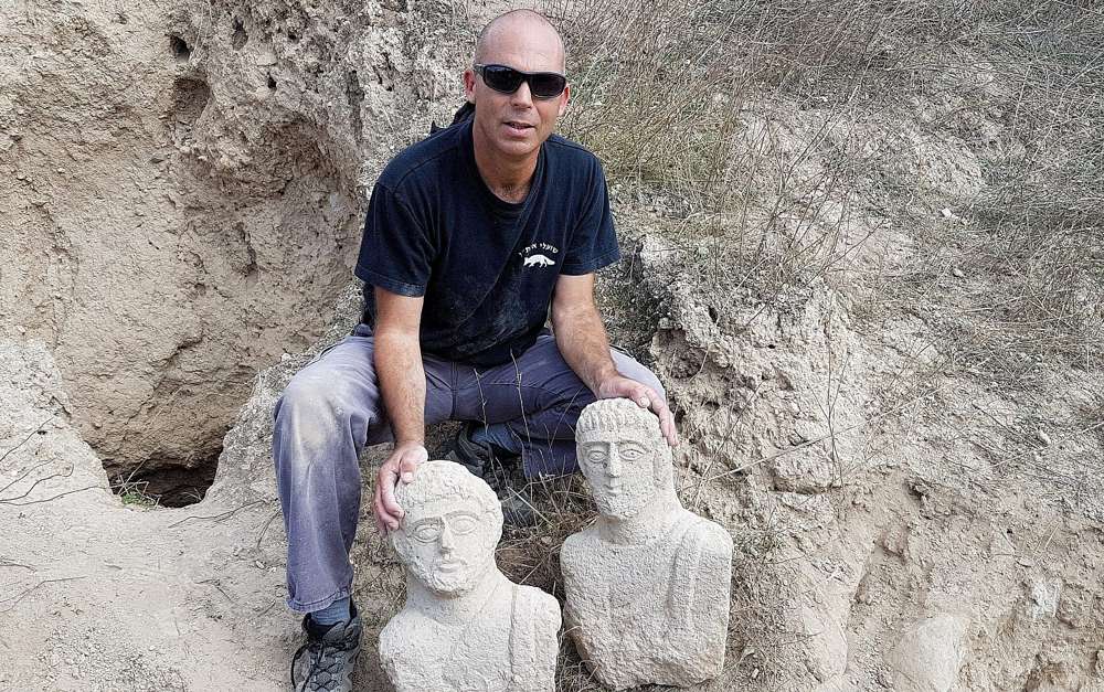 Este par de bustos funerarios de piedra caliza fue discernido después de las fuertes lluvias de principios de diciembre en la región de Beit She'an por una excursionista. (Eitan Klein, Autoridad de Antigüedades de Israel)