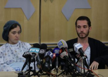 Shira (izquierda) y Amijai Ish-Ran, ambos heridos la semana pasada cuando un terrorista palestino abrió fuego contra israelíes cerca del poblado de Ofra, celebran una conferencia de prensa en el hospital Shaare Zedek en Jerusalén el 16 de diciembre de 2018. (Yonatan Sindel / FLASH90)