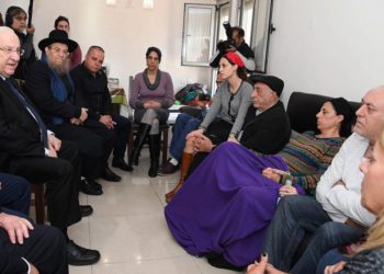 El presidente Reuven Rivlin, a la izquierda, visita a la familia del soldado Yovel Mor Yosef, muerto en un ataque terrorista en el cruce de Givat Assad en Cisjordania, en Ashkelon, el 18 de diciembre de 2018 (Haim Zach / GPO)