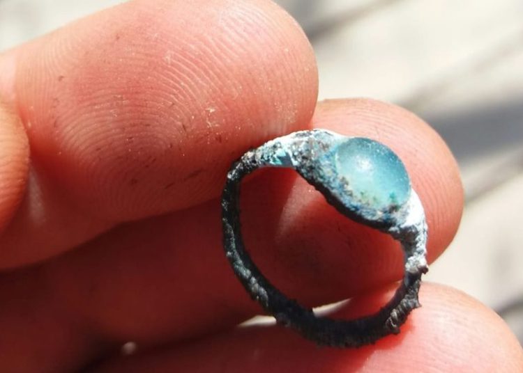 Un anillo de bronce de 2.000 años de antigüedad con una gema solitaria fue descubierto en excavaciones arqueológicas en el Parque Nacional de la Ciudad de David en Jerusalén. (Ciudad de David)