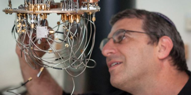l profesor Nadav Katz con una configuración de baja temperatura para probar los detectores superconductores en el Centro de Ciencias de la Información Cuántica de la Universidad Hebrea. (Crédito de la foto: YITZ WOOLF FOR HEBREW UNIVERSITY)