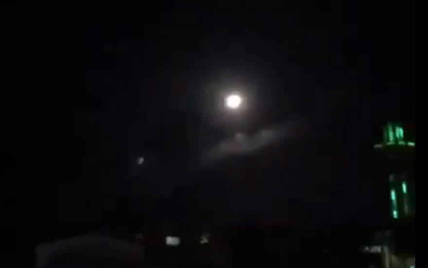 aptura de pantalla del video en las redes sociales que pretende mostrar un misil tierra-aire sirio disparado cerca de Damasco el 25 de diciembre de 2018. (Captura de pantalla: Twitter)