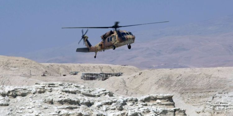 Dron civil casi choca con helicóptero Black Hawk de Israel