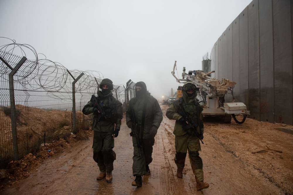 Las tropas israelíes buscan un túnel de ataque de Hezbolá que cruza la frontera desde el sur del Líbano, a lo largo de la frontera norte, el 8 de diciembre de 2018. (Fuerzas de Defensa de Israel)