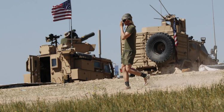 Un soldado estadounidense camina en una posición recién instalada, cerca de la tensa línea entre el Consejo Militar Manbij Sirio respaldado por Estados Unidos y los combatientes respaldados por Turquía, en Manbij, norte de Siria, 4 de abril de 2018. (AP / Hussein Malla)
