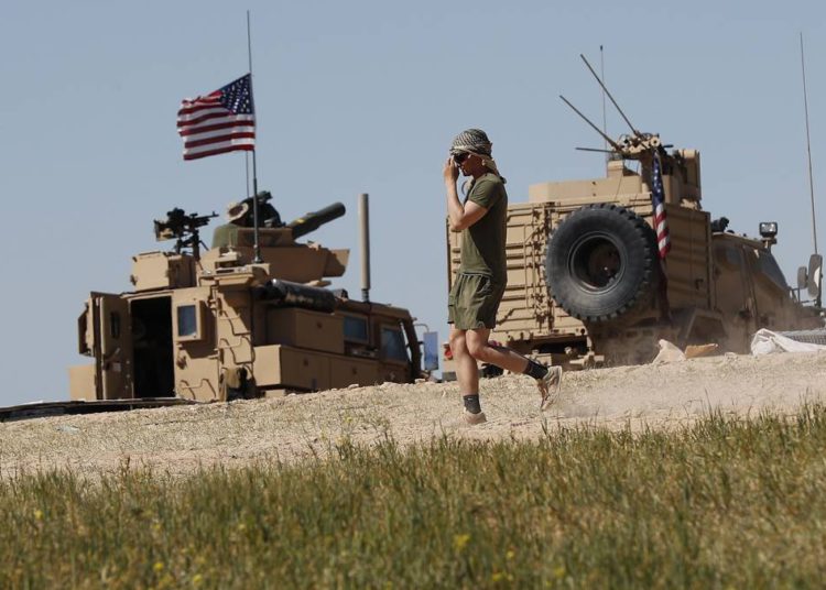 Un soldado estadounidense camina en una posición recién instalada, cerca de la tensa línea entre el Consejo Militar Manbij Sirio respaldado por Estados Unidos y los combatientes respaldados por Turquía, en Manbij, norte de Siria, 4 de abril de 2018. (AP / Hussein Malla)