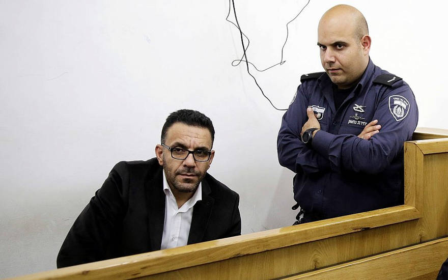 Un policía israelí vigila al gobernador de Jerusalén de la Autoridad Palestina, Adnan Ghaith, durante una comparecencia ante el tribunal después de su arresto en Jerusalén, el 29 de noviembre de 2018. (Foto de AP / Mahmoud Illean).