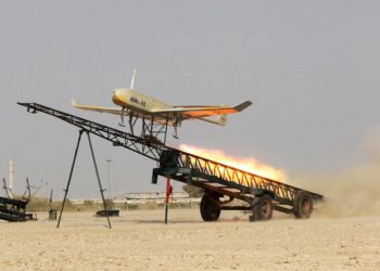 Se lanzó un avión no tripulado hecho por Irán durante un simulacro militar en el puerto de Jask, sur de Irán, en esta imagen publicada por Jamejam Online el 25 de diciembre de 2014. (Foto AP / Jamejam Online, Chavosh Homavandi, archivo)