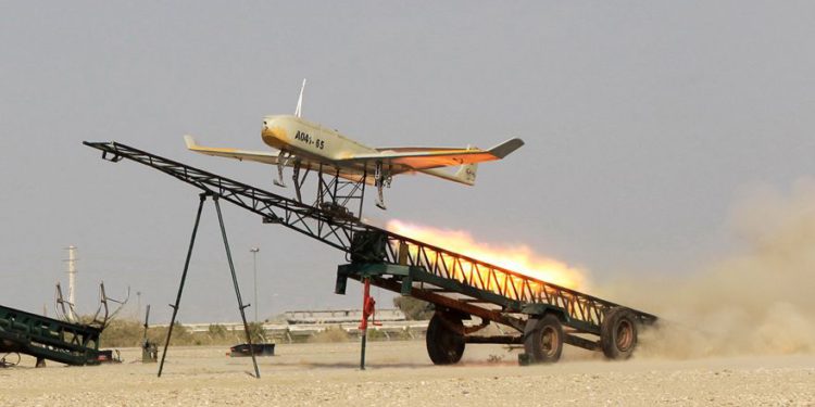 Se lanzó un avión no tripulado hecho por Irán durante un simulacro militar en el puerto de Jask, sur de Irán, en esta imagen publicada por Jamejam Online el 25 de diciembre de 2014. (Foto AP / Jamejam Online, Chavosh Homavandi, archivo)