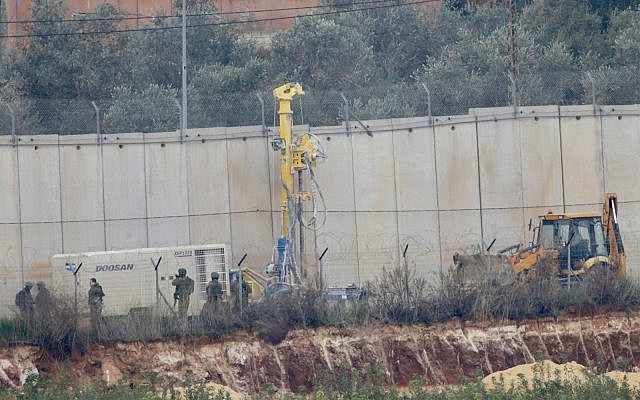 El excavador militar israelí trabaja en la frontera con el Líbano en la ciudad de Metulla, en el norte de Israel, el martes 4 de diciembre de 2018. El ejército israelí lanzó una operación el martes para "exponer y frustrar" los túneles construidos por el grupo terrorista Hezbolá que dice se extiende desde el Líbano en el norte de israel. (Foto AP / Ariel Schalit)