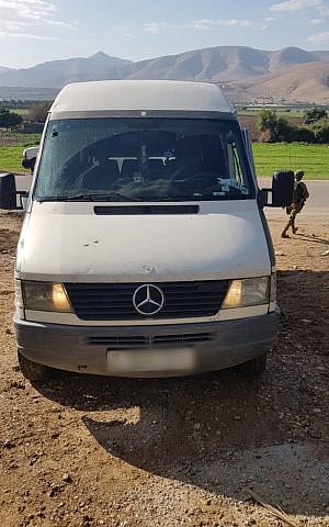 Una furgoneta utilizada en un supuesto intento de embestir automóviles contra guardias fronterizos israelíes en la aldea palestina de al-Jiftlik en el norte del valle del Jordán en Cisjordania el 11 de diciembre de 2018. (Policía de Israel)