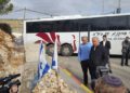 El primer ministro Benjamin Netanyahu (R) visita Givat Assaf Junction con el presidente del Consejo Local de Beit El, Shai Alon, donde dos soldados de las FDI murieron en un ataque terrorista, el 18 de diciembre de 2018. (Consejo Local de Beit El)