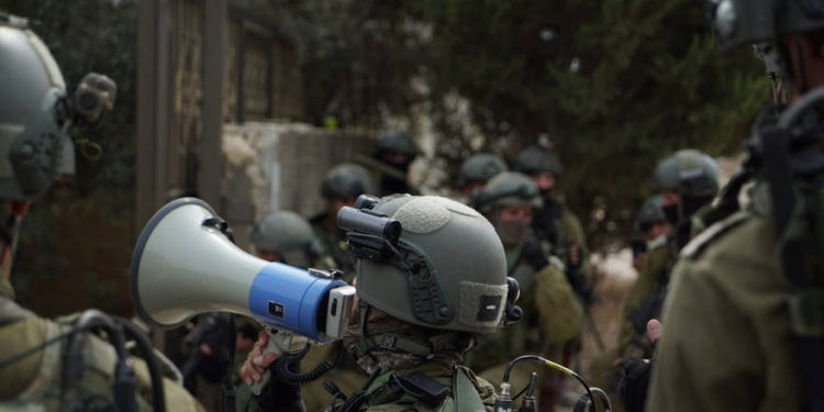 Archivo: Las tropas israelíes participan en las operaciones en la aldea de Shuweika, en el norte de Cisjordania, el 7 de octubre de 2018, en medio de la persecución del tirador de Barkan Ashraf Na'alowa. (Fuerzas de Defensa de Israel)