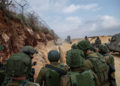 El Jefe de Estado Mayor de las FDI Gadi Eisenkot, centro, visita a los soldados que buscan los túneles de ataque de Hezbolá en la frontera israelí-libanesa el 4 de diciembre de 2018. (Fuerzas de Defensa de Israel)
