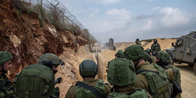 El Jefe de Estado Mayor de las FDI Gadi Eisenkot, centro, visita a los soldados que buscan los túneles de ataque de Hezbolá en la frontera israelí-libanesa el 4 de diciembre de 2018. (Fuerzas de Defensa de Israel)