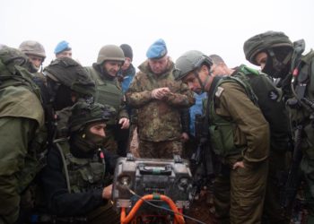 Soldados israelíes muestran al comandante de la FPNUL, mayor general Stefano Del Col, un túnel de Hezbollah que penetró el territorio israelí desde el sur del Líbano el 6 de diciembre de 2018. (Fuerzas de Defensa de Israel