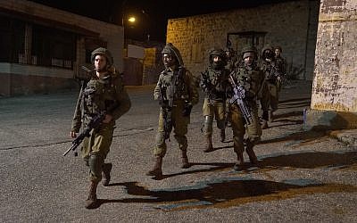Soldados israelíes buscan a hombres armados que abrieron fuego en una parada de autobús fuera del asentamiento de Ofra en Cisjordania, hiriendo a siete personas, el 9 de diciembre de 2018. (Fuerzas de Defensa de Israel)