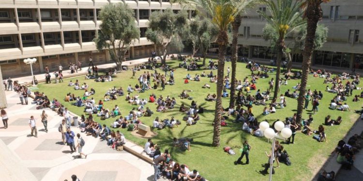 Imagen ilustrativa de estudiantes en el campus de la Universidad Ben-Gurion del Negev, el 8 de mayo de 2013. (Dudu Greenspan / Flash90)