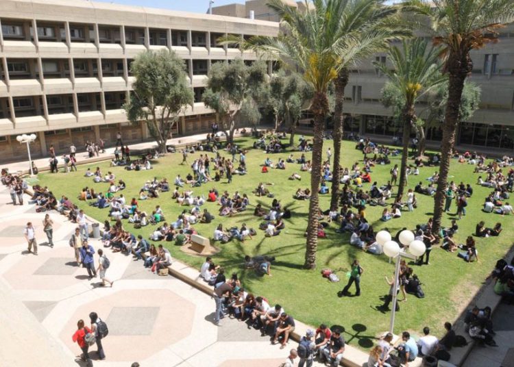 Imagen ilustrativa de estudiantes en el campus de la Universidad Ben-Gurion del Negev, el 8 de mayo de 2013. (Dudu Greenspan / Flash90)
