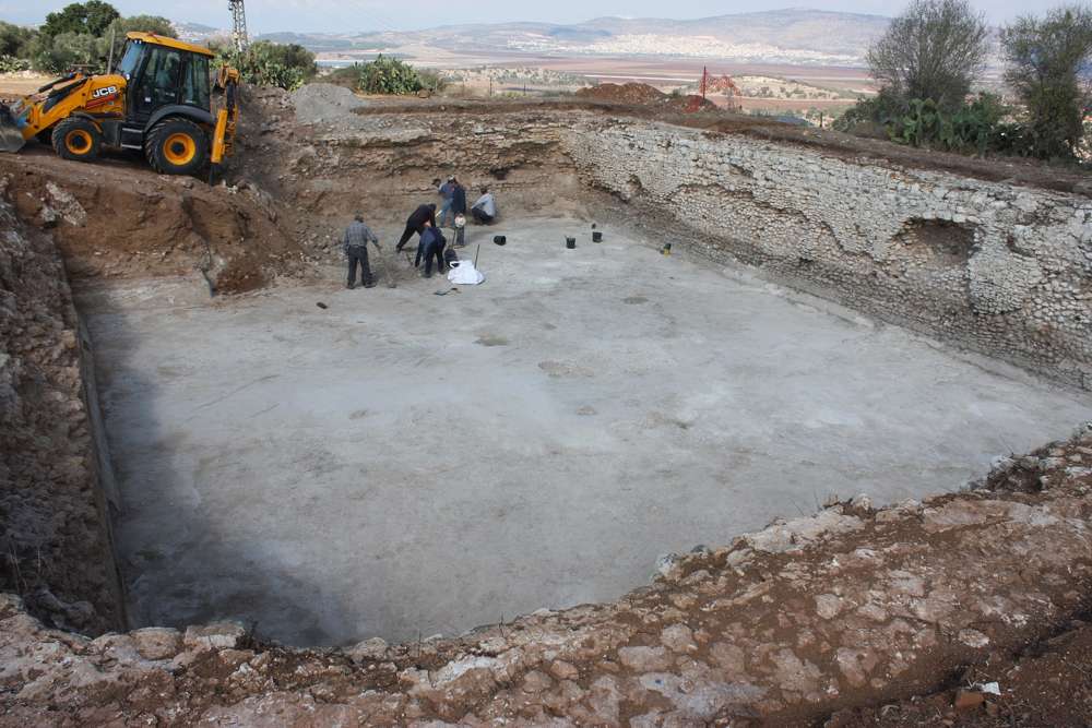 Excavación de una piscina del siglo III en el Parque Nacional Zippori. (Tsvika Tsur / Autoridad de Parques y Naturaleza de Israel)