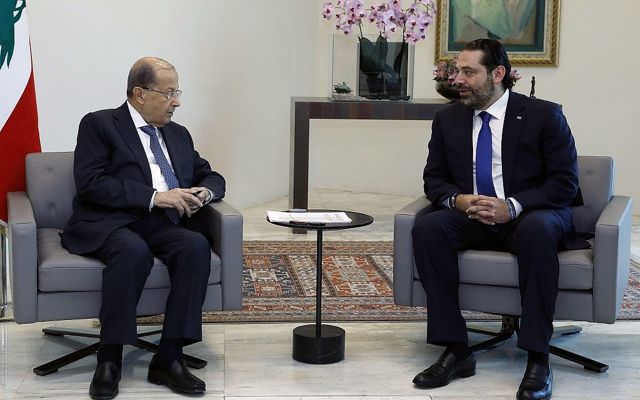 El presidente libanés Michel Aoun, a la izquierda, se reúne con el primer ministro Saad Hariri en el Palacio Presidencial en Baabda, al este de Beirut, Líbano, el 24 de mayo de 2018. (Dalati Nohra / Gobierno libanés a través de AP)