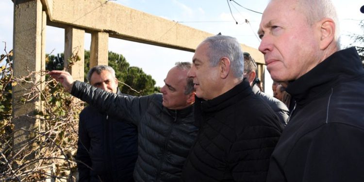 El primer ministro Benjamin Netanyahu (2da-R) recorre la frontera norte el 25 de diciembre de 2018 (Haim Tzach / GPO)