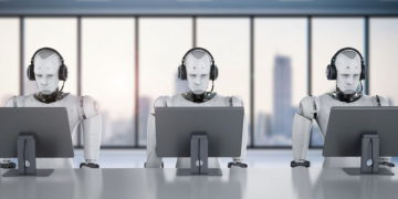 Robots que trabajan con auriculares y monitores (PhonlamaiPhoto, iStock by Getty Images