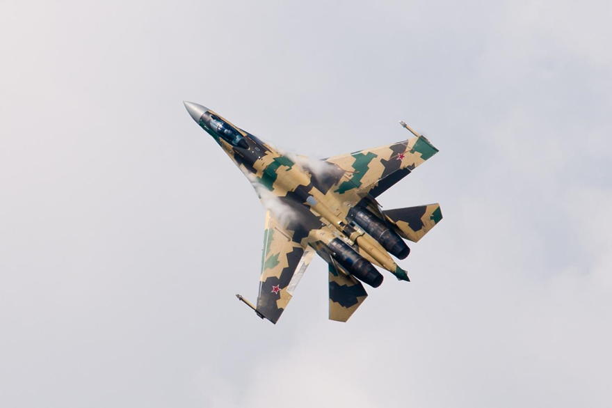 La Fuerza Aérea de Rusia exhibe su letal caza Su-35 en Siria