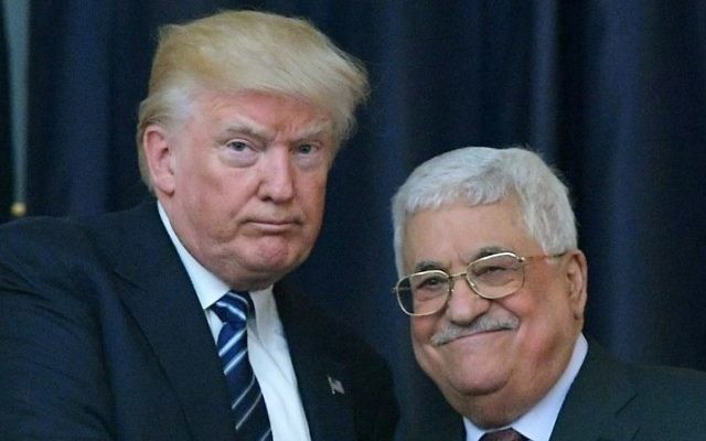 El presidente estadounidense Donald Trump, a la izquierda, y el líder palestino Mahmoud Abbas posan para una fotografía durante una conferencia de prensa conjunta en el palacio presidencial en la ciudad cisjordana de Belén el 23 de mayo de 2017. (AFP / Mandel Ngan)