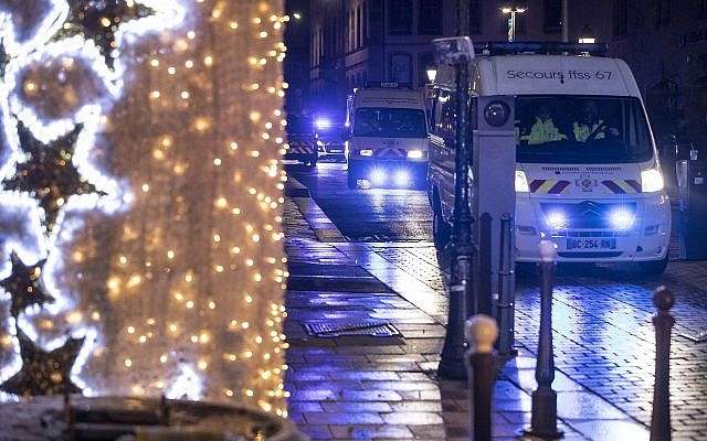 Los vehículos policiales se mueven en el centro de la ciudad de Estrasburgo después de un tiroteo, el 11 de diciembre de 2018. (Jean-Francois Badias / AP)