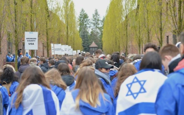 Los jóvenes participan en la Marcha de los vivos en el campo de exterminio de Auschwitz en Polonia el 24 de abril de 2017. (Yossi Zeliger / Marcha de los vivos)