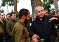 El primer ministro Benjamin Netanyahu (R) recorre la frontera norte para ver las operaciones de las FDI para descubrir los túneles de ataque de Hezbollah el 11 de diciembre de 2018 (Kobi Gideon / GPO)