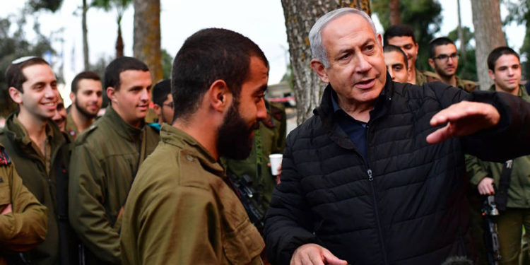 El primer ministro Benjamin Netanyahu (R) recorre la frontera norte para ver las operaciones de las FDI para descubrir los túneles de ataque de Hezbollah el 11 de diciembre de 2018 (Kobi Gideon / GPO)