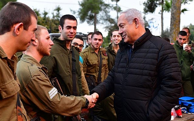 El primer ministro Benjamin Netanyahu (R) recorre la frontera norte para ver las operaciones de las FDI para descubrir los túneles de ataque de Hezbolá el 11 de diciembre de 2018. (Kobi Gideon / GPO)